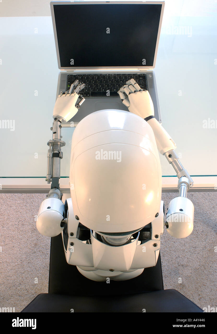 Robot humanoïde femelle l'exploitation d'un ordinateur portable Banque D'Images