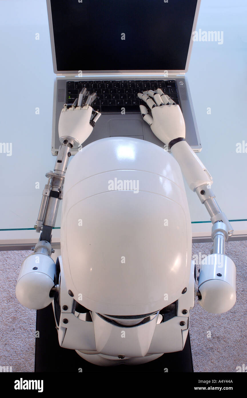 Robot humanoïde femelle l'exploitation d'un ordinateur portable Banque D'Images