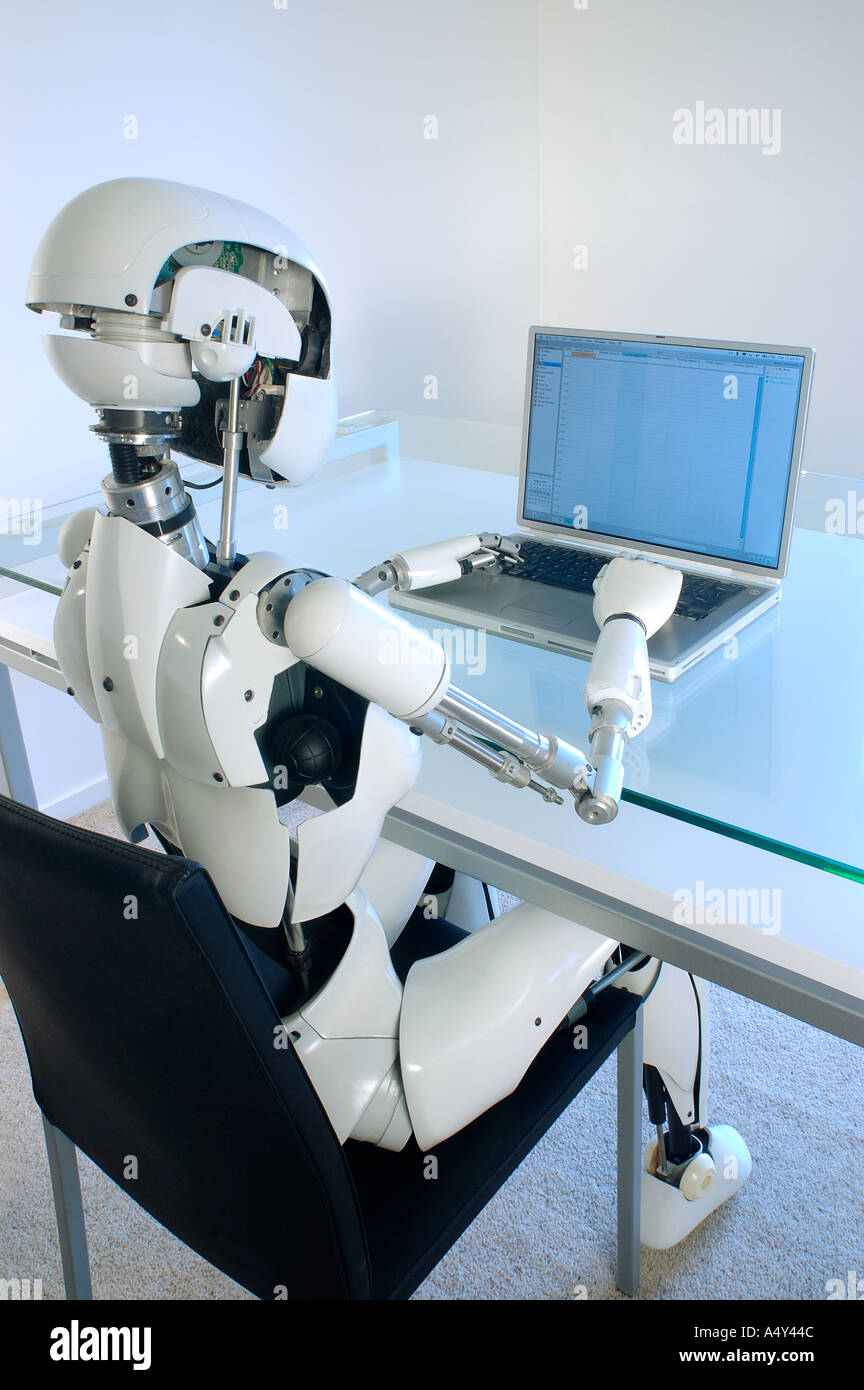 Robot humanoïde femelle l'exploitation d'un ordinateur portable Banque D'Images