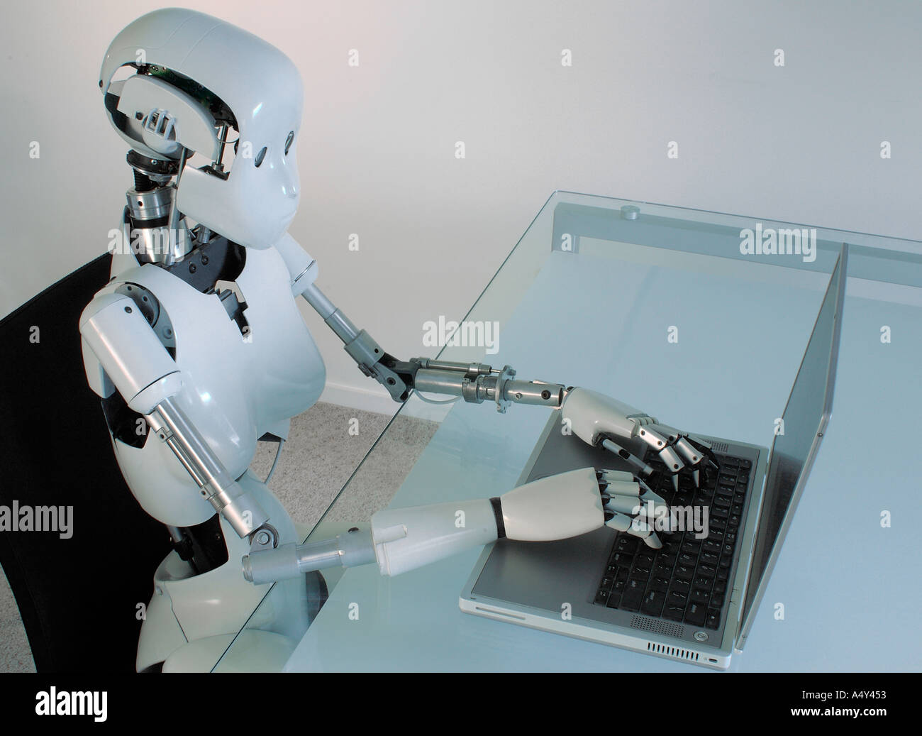 Robot humanoïde femelle l'exploitation d'un ordinateur portable Banque D'Images