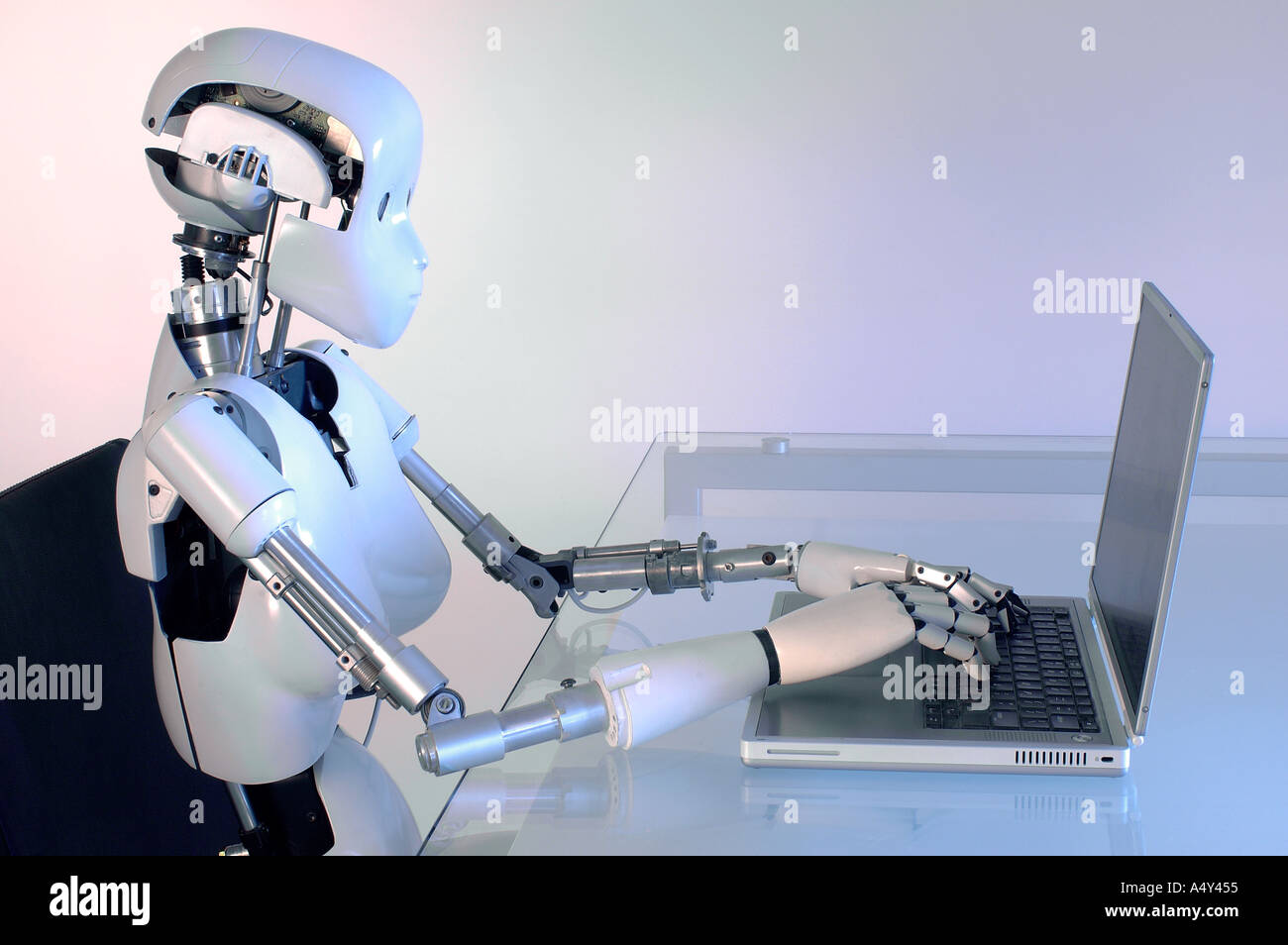 Robot humanoïde femelle l'exploitation d'un ordinateur portable Banque D'Images