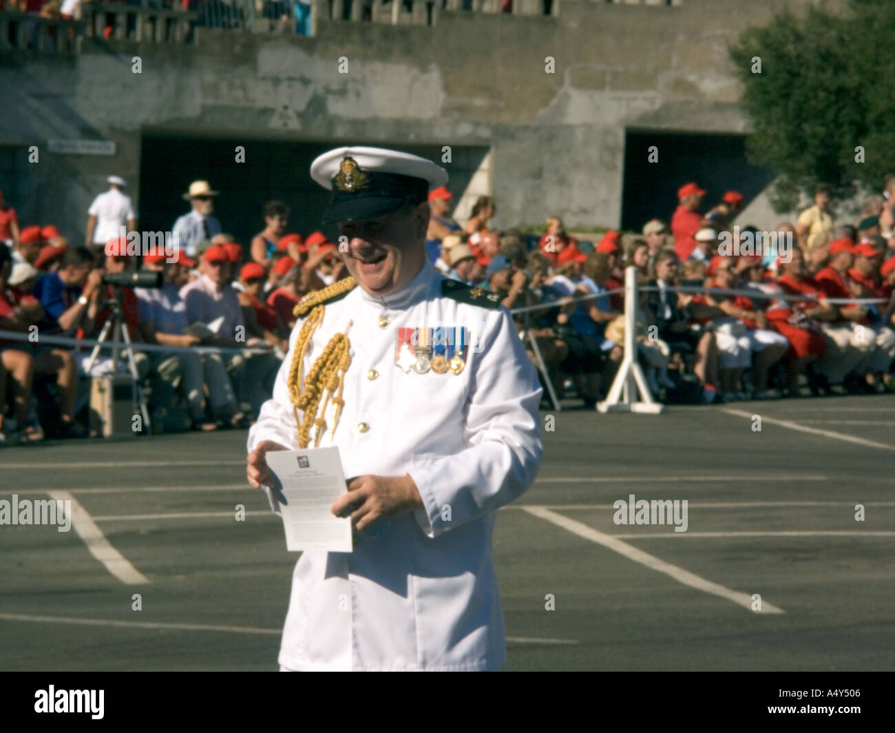 Un officier supérieur de la Marine à la liberté d'honneur de la ville de Gibraltar, Gibraltar, 2004 Cérémonie des célébrations du tricentenaire de 300 Banque D'Images