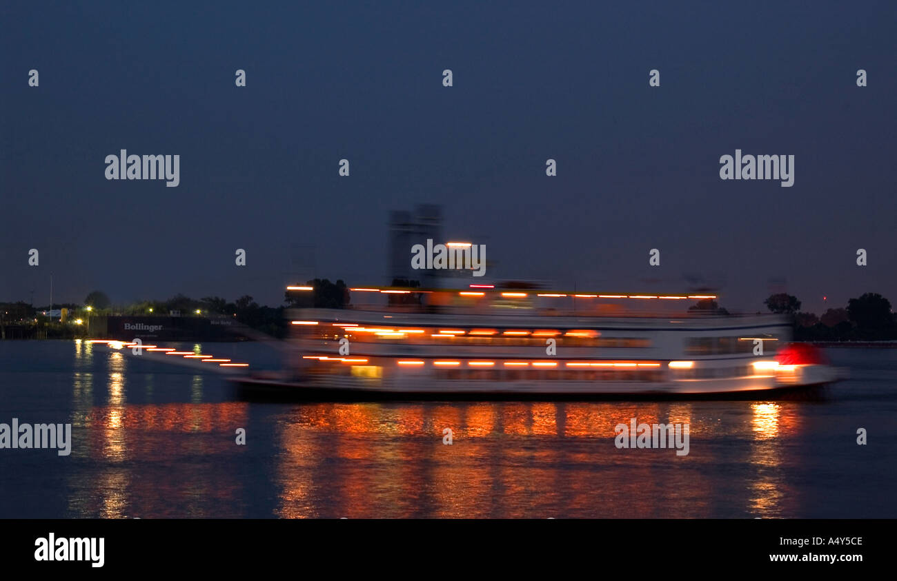 Croisière en bateau à aubes à côté de Riverwalk Nouvelle Orléans LA USA Banque D'Images