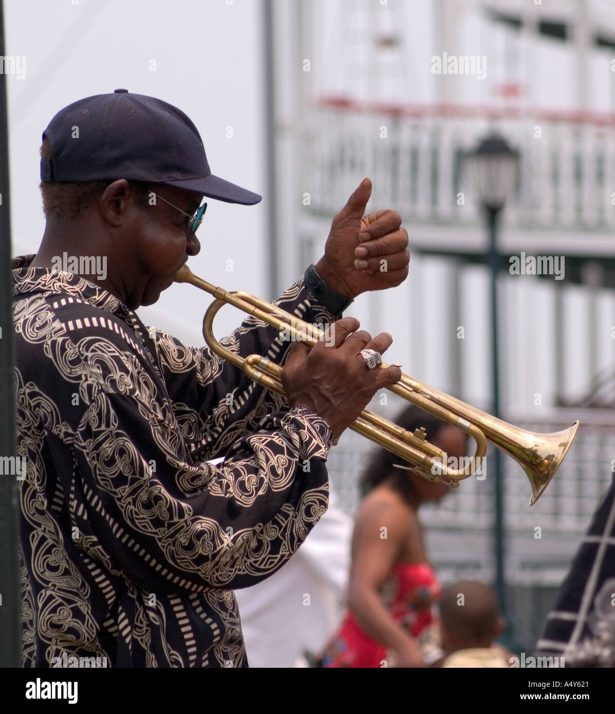 Artiste de rue trompette joue sur la promenade de la rivière New Orleans USA  Photo Stock - Alamy