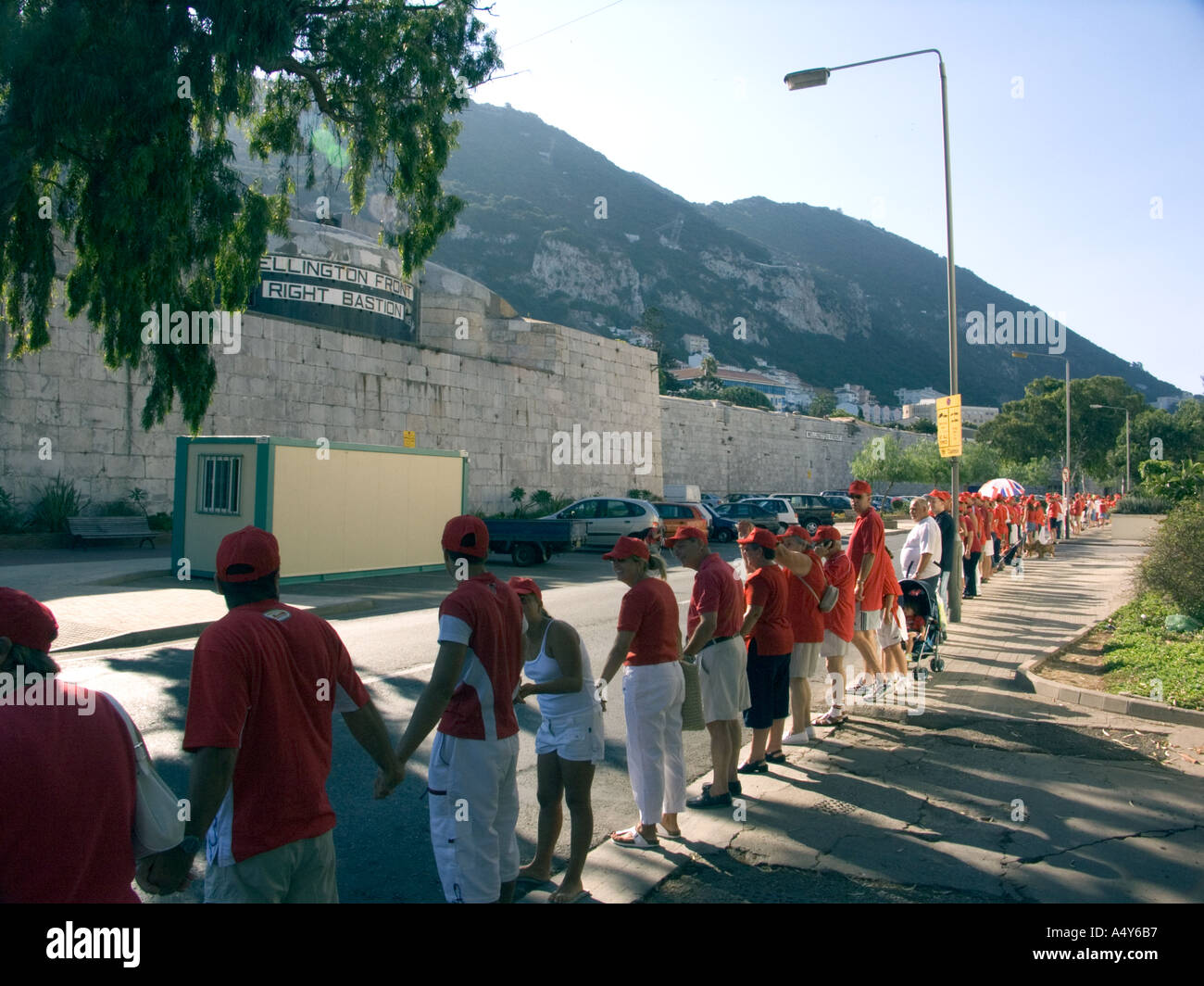 Se tenant la main autour du rocher Gibraltar Célébrations du tricentenaire  de la chaîne humaine tenir lieu link lié mains profiter de Gibraltar Photo  Stock - Alamy