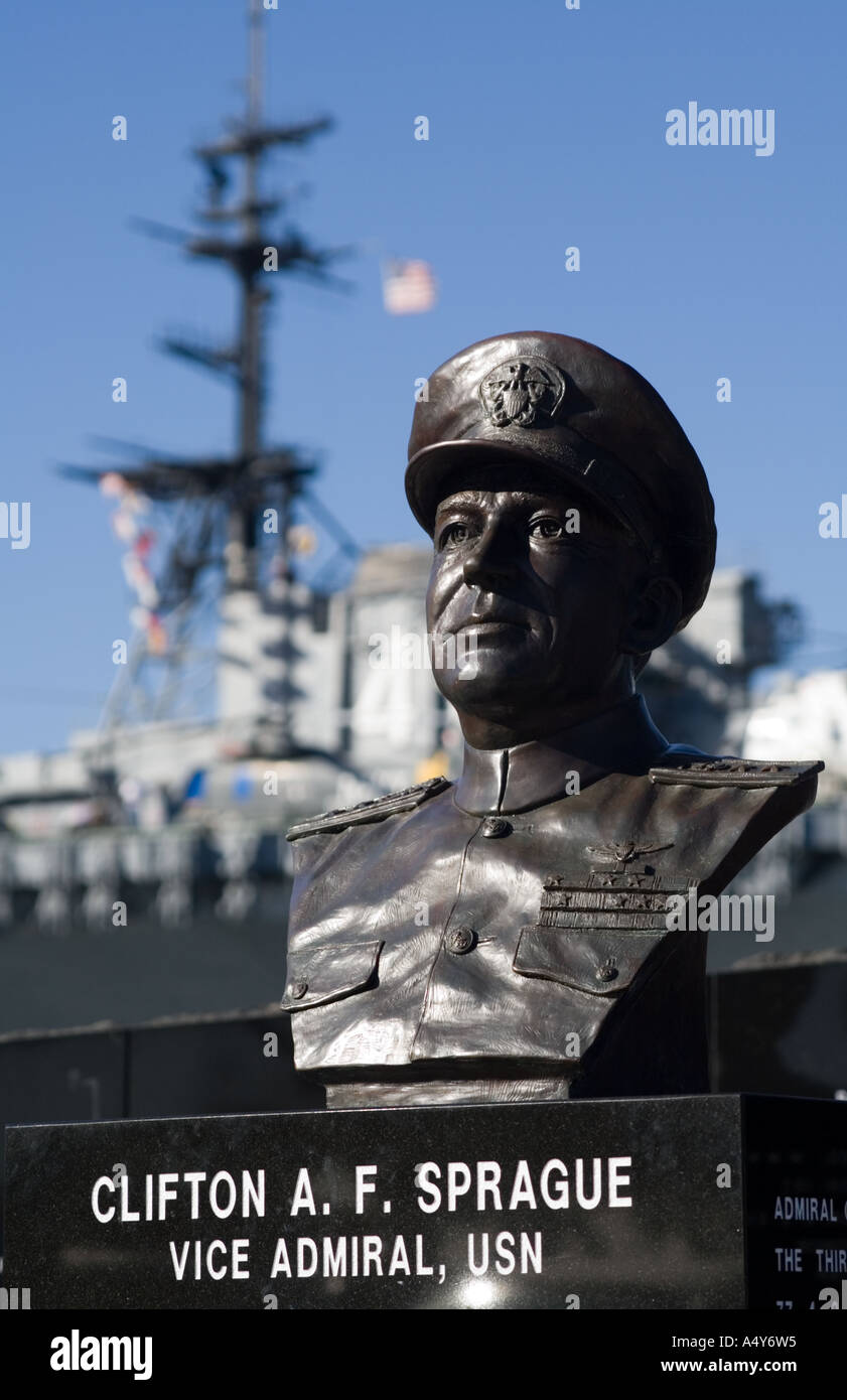 Le Vice-amiral Clifton A. F. buste commémoratif de Sprague. "Ziggy" Sprague (1896-1955), Croix de la Navy. Transporteur Midway museum en arrière-plan. Banque D'Images