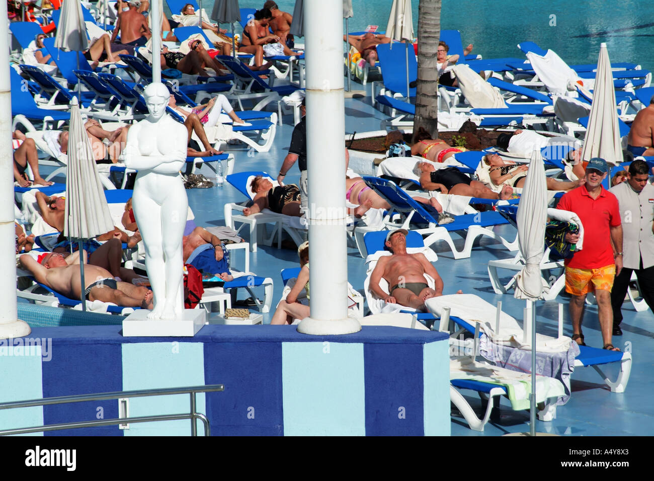Les touristes bronzer à Las Americas le sud de Tenerife Espagne La Mare Norstrum Resort Banque D'Images