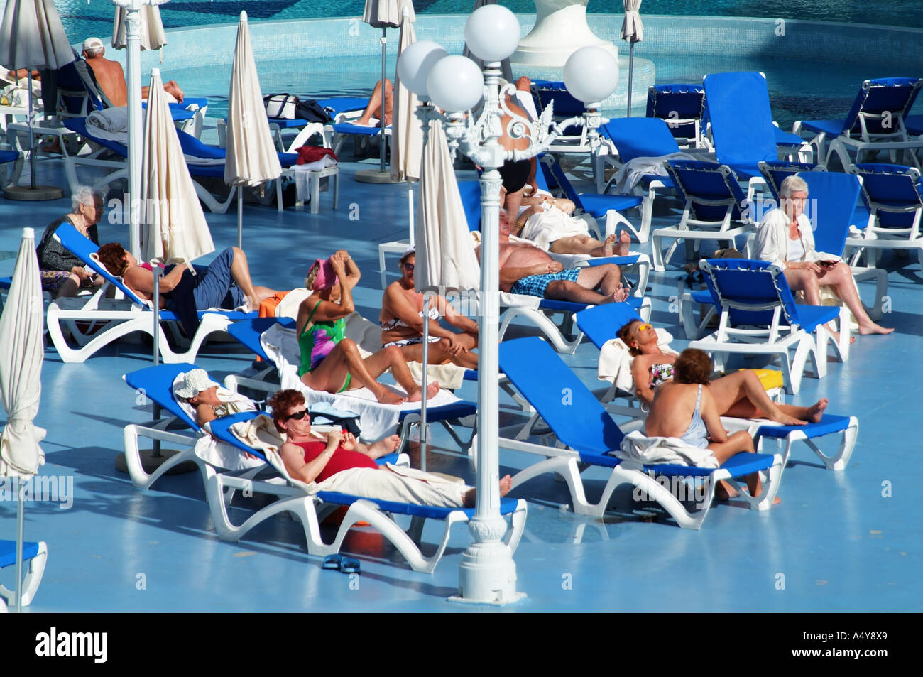 Les touristes bronzer à Las Americas le sud de Tenerife Espagne La Mare Norstrum Resort Banque D'Images