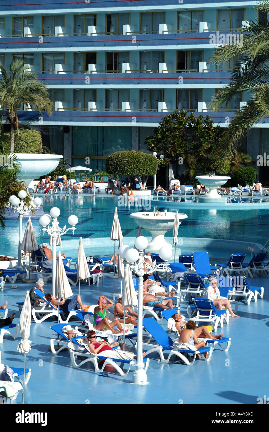 Les touristes bronzer à Las Americas le sud de Tenerife Espagne La Mare Norstrum Resort Banque D'Images