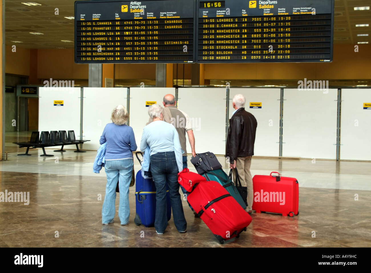 Les passagers de l'enregistrement à l'Aéroport Reina Sofia de Ténérife Sur dans le sud de Tenerife Espagne île des Canaries Banque D'Images