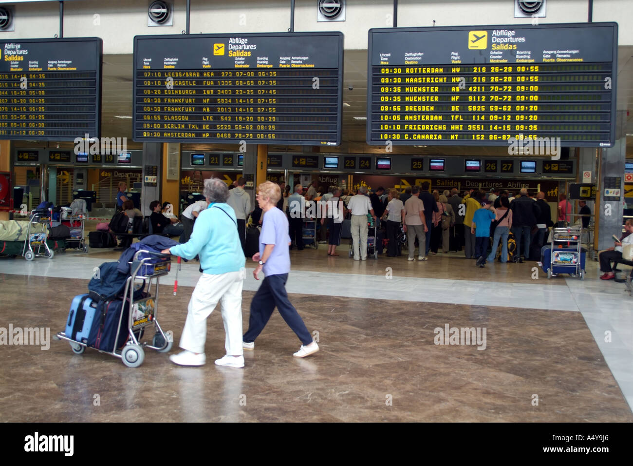 Les passagers de l'enregistrement à l'Aéroport Reina Sofia de Ténérife Sur dans le sud de Tenerife Espagne île des Canaries Banque D'Images