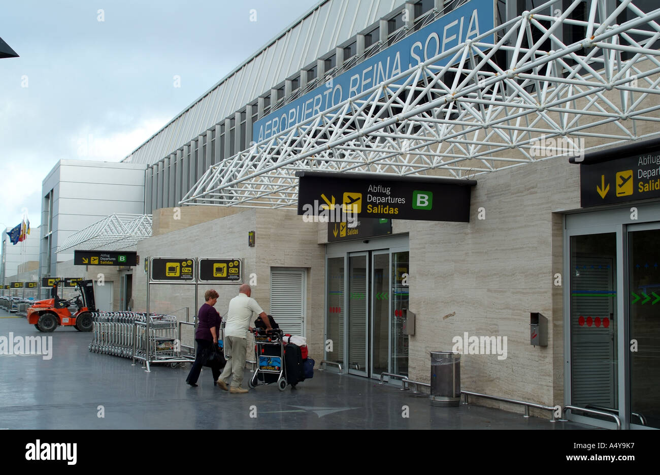 Les passagers arrivant à l'Aéroport Reina Sofia de Ténérife Sur dans le sud de Tenerife Espagne île des Canaries Banque D'Images