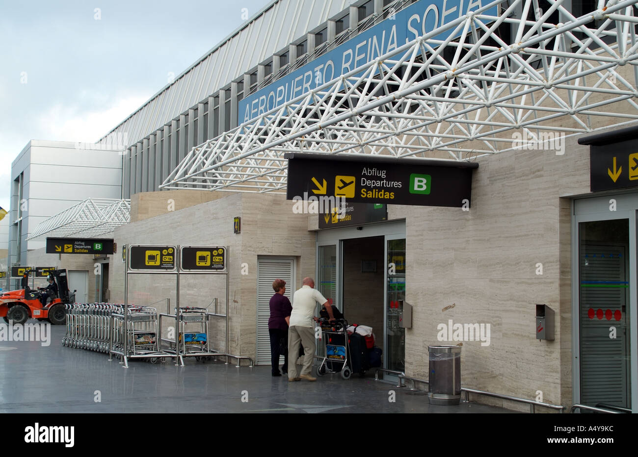 Les passagers arrivant à l'Aéroport Reina Sofia de Ténérife Sur dans le sud de Tenerife Espagne île des Canaries Banque D'Images