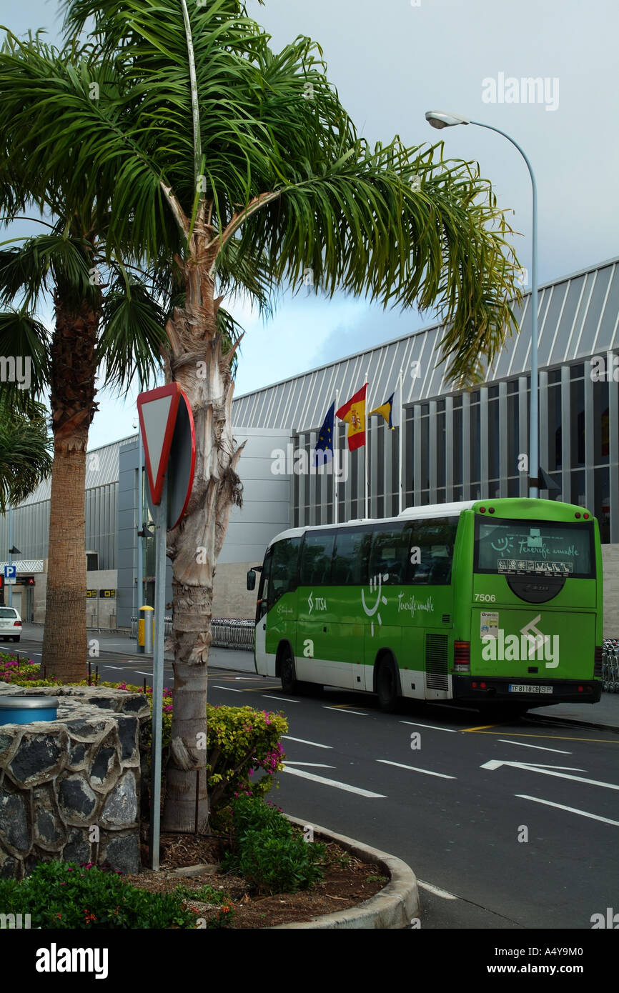 Bus de service public arrivant à l'Aéroport Reina Sofia de Ténérife Sur dans le sud de Tenerife Espagne île des Canaries Banque D'Images