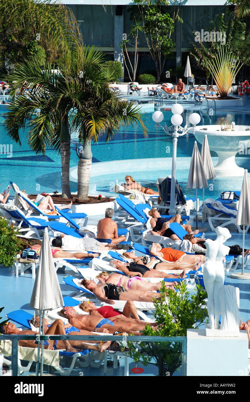 Les vacanciers de Soleil à Las Americas le sud de Tenerife Espagne La Mare Norstrum Resort Banque D'Images