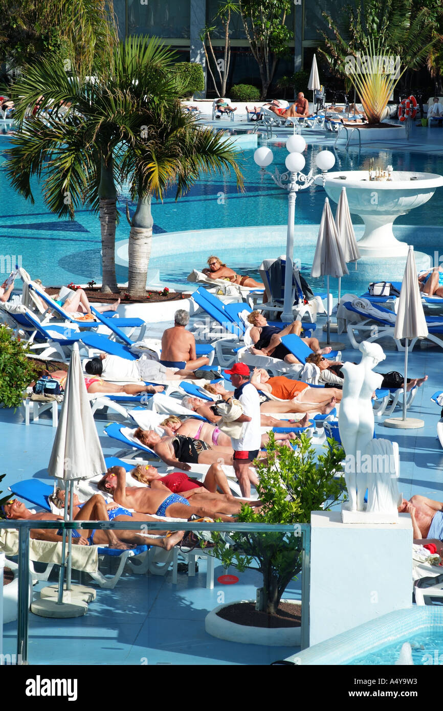 Les vacanciers de Soleil à Las Americas le sud de Tenerife Espagne La Mare Norstrum Resort Banque D'Images