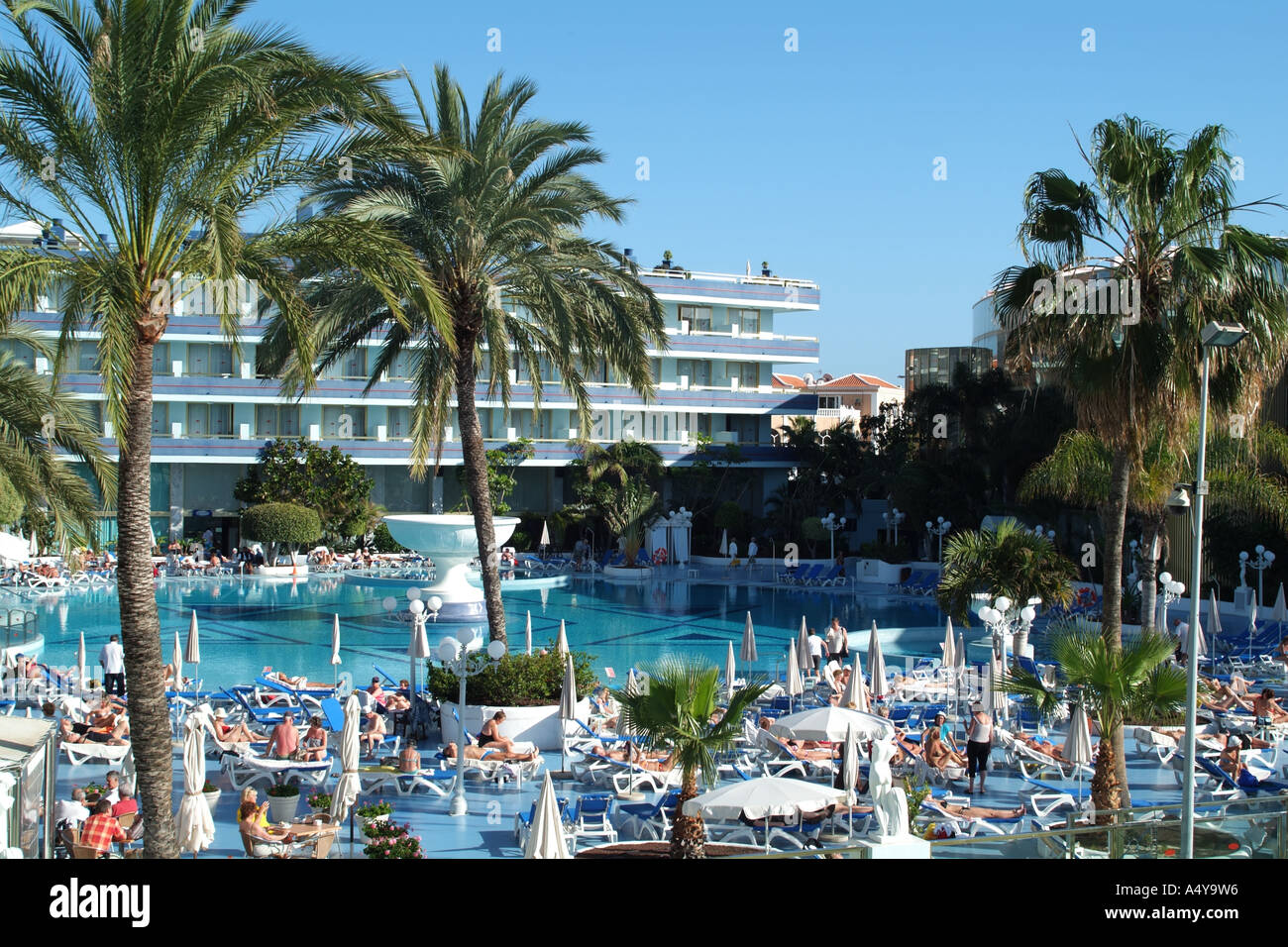 Les vacanciers de Soleil à Las Americas le sud de Tenerife Espagne La Mare Norstrum Resort Banque D'Images