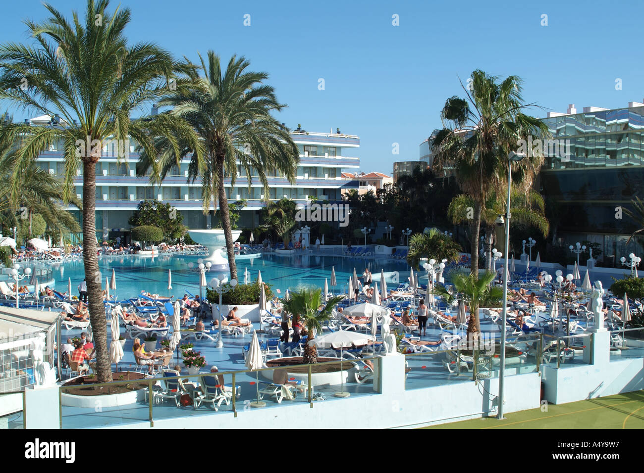 Las Americas le sud de Tenerife Espagne le Mare Resort lieu Nordstrum complexe à profiter du soleil Banque D'Images