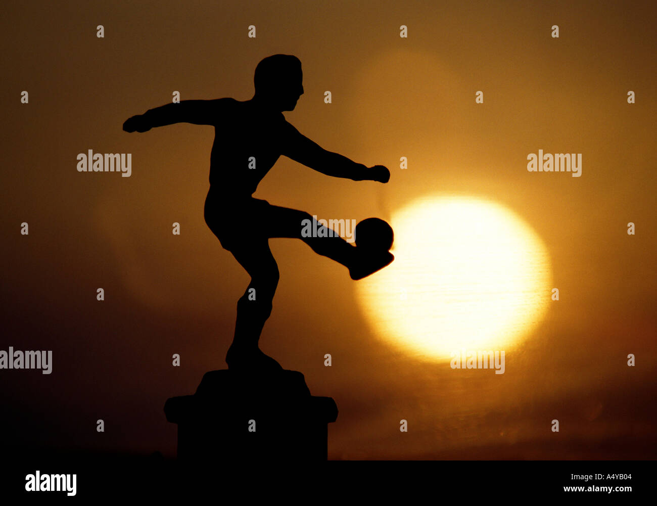 Silhouette d'un trophée de football avec le soleil derrière Banque D'Images