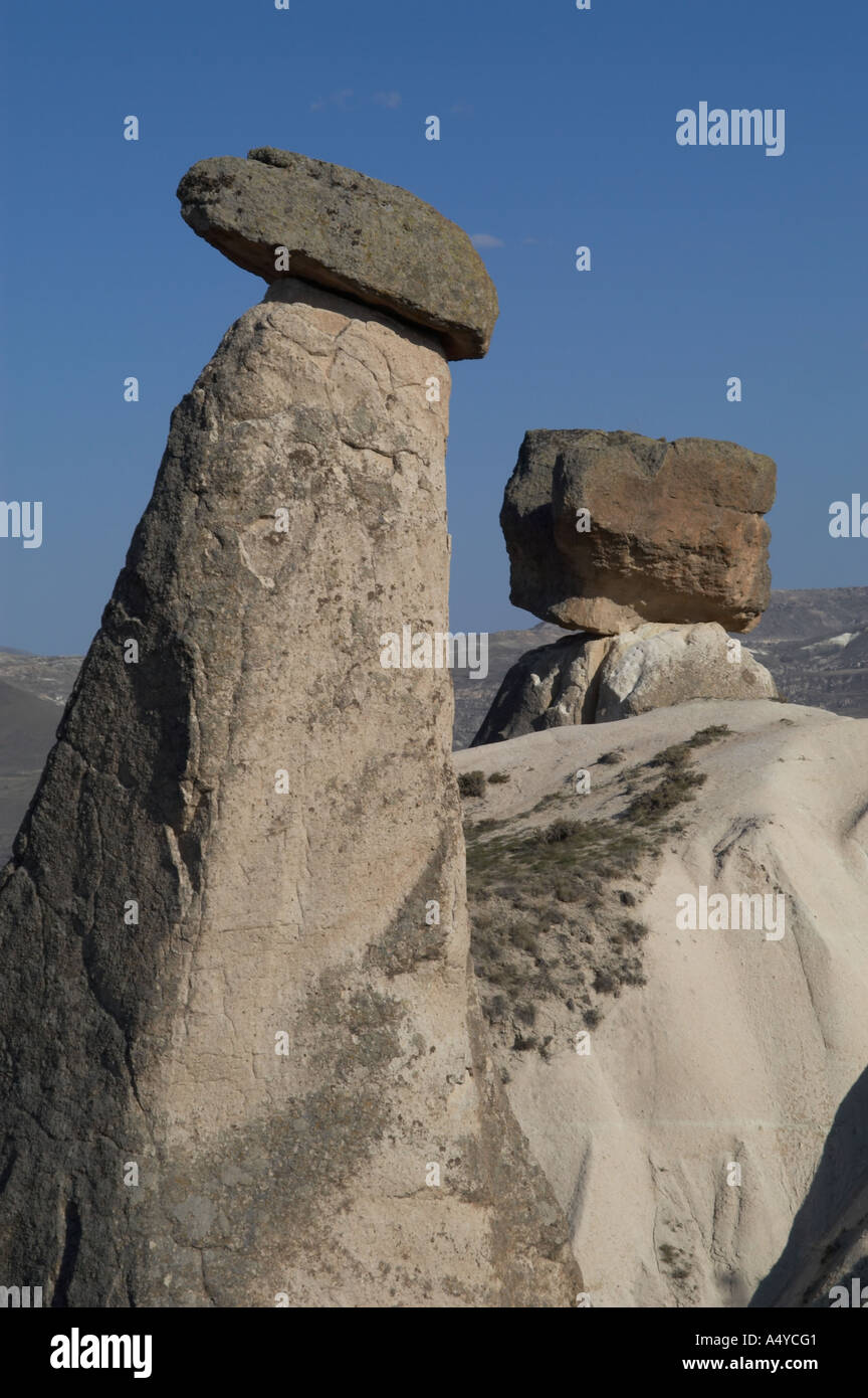 Cheminées de fées de Cappadoce Turquie montrant l'érosion différentielle Banque D'Images