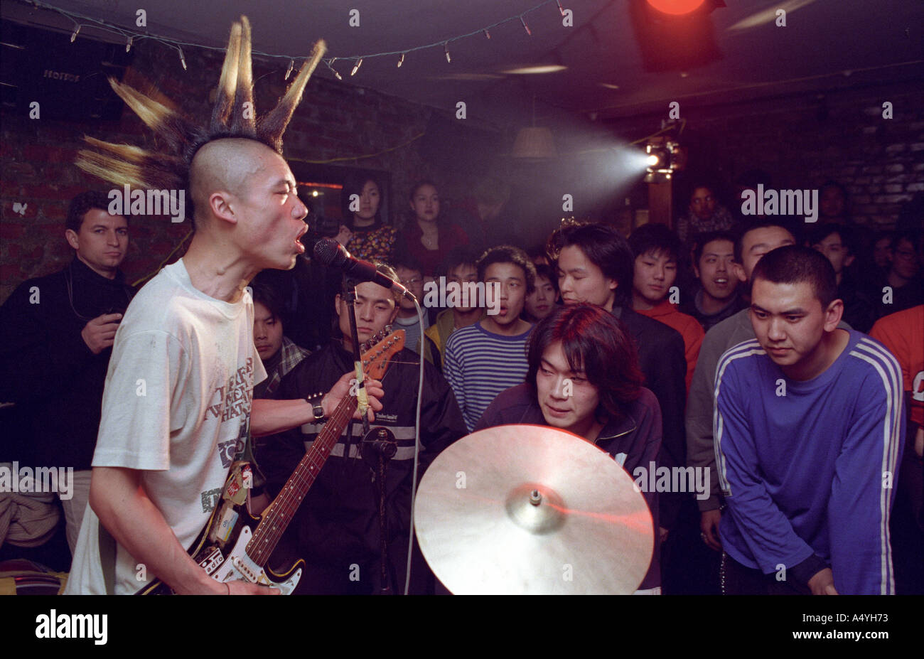 Brain Failure, un groupe de rock chinois, se produit dans un bar de Pékin. 1999 Banque D'Images
