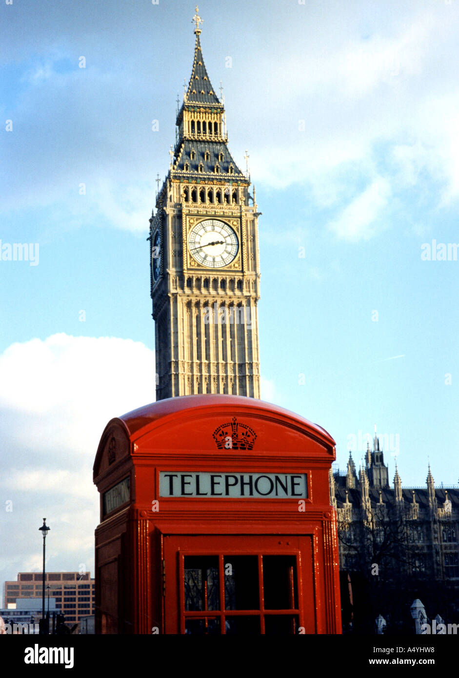 Big Ben derrière une cabine téléphonique Banque D'Images
