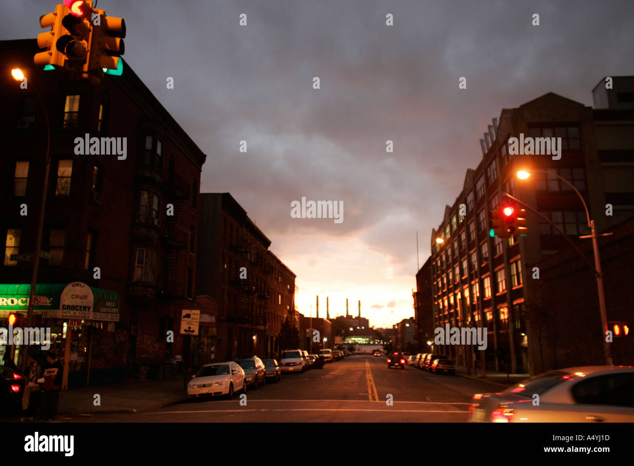 Nuit à l'intersection de Greenpoint Avenue et Rue Kent Brooklyn New York États-Unis Banque D'Images