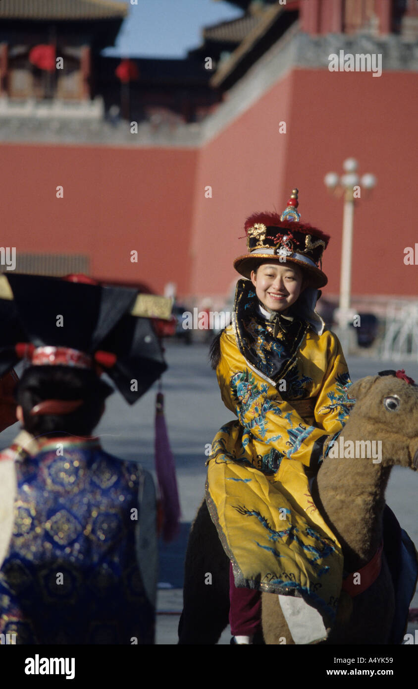 Deux dames en robe mandchoue dans Forbidden City Beijing Chine Banque D'Images
