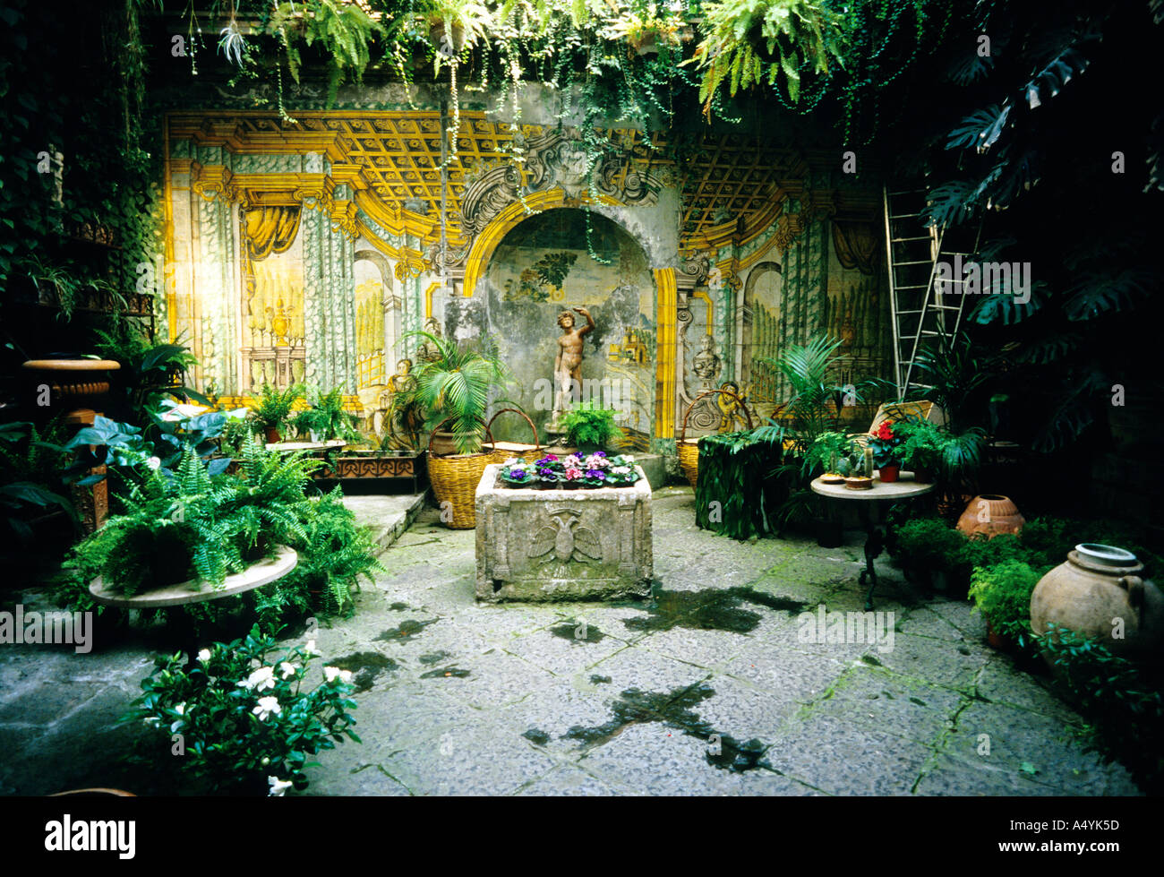 Italie Sorrento Campanie magasin de fleurs avec l'intérieur de carreaux de majolique traditionnels Banque D'Images