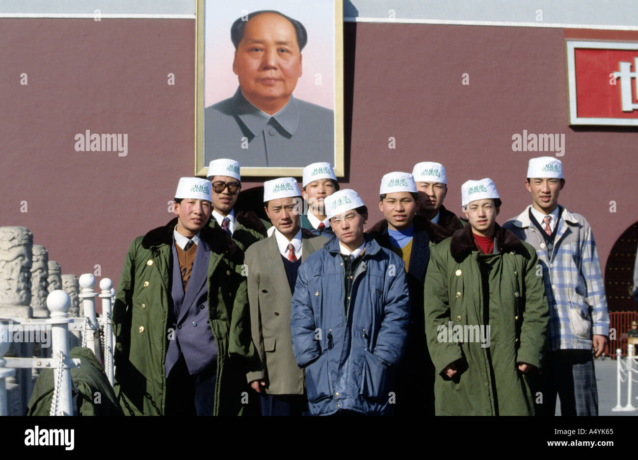 Les travailleurs migrants musulmans posent pour une photo devant la porte de Tiananmen Banque D'Images