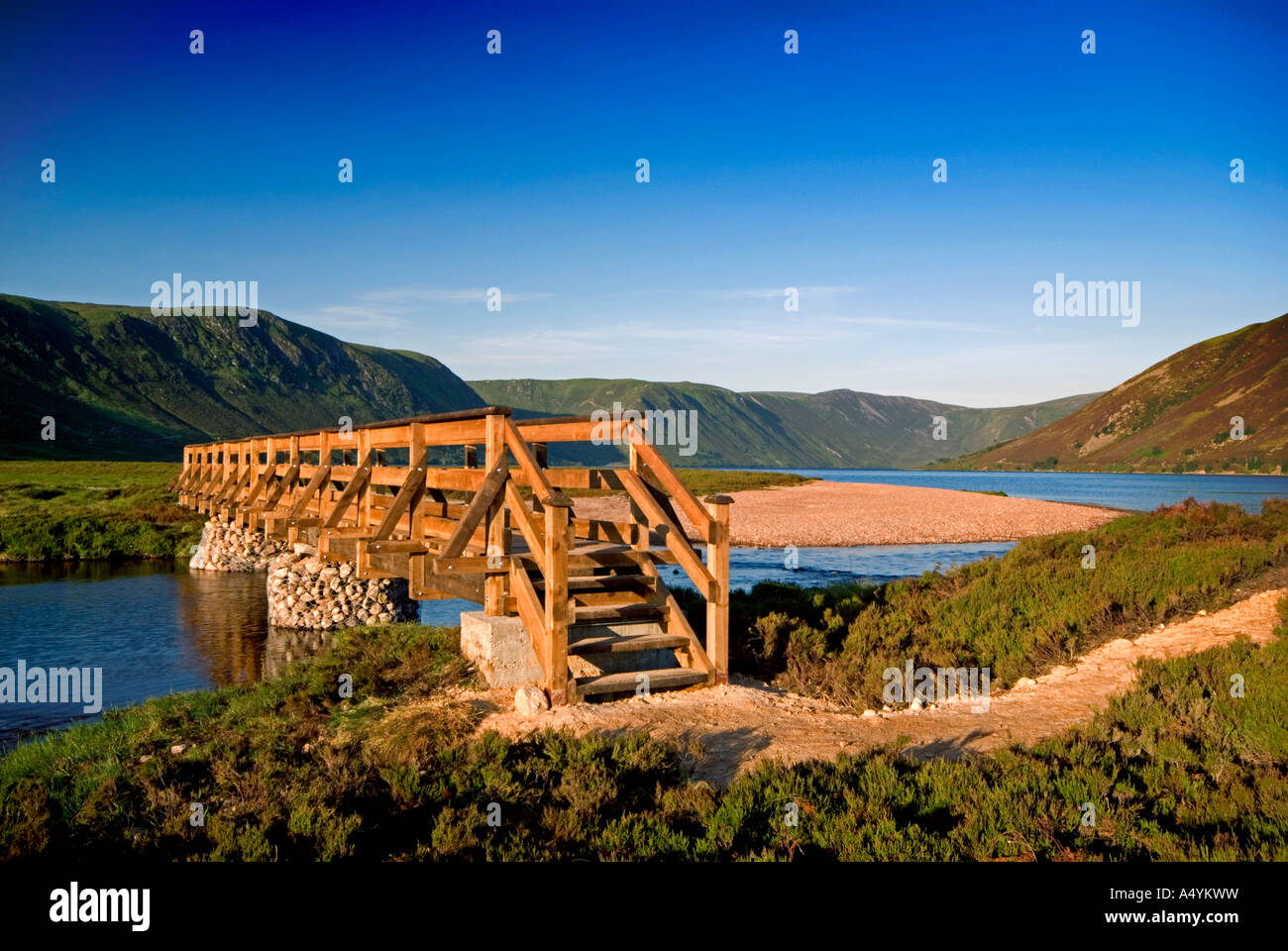 Passerelle sur la rivière Muick sur Balmoral Estate Royal Deeside, Ecosse Banque D'Images