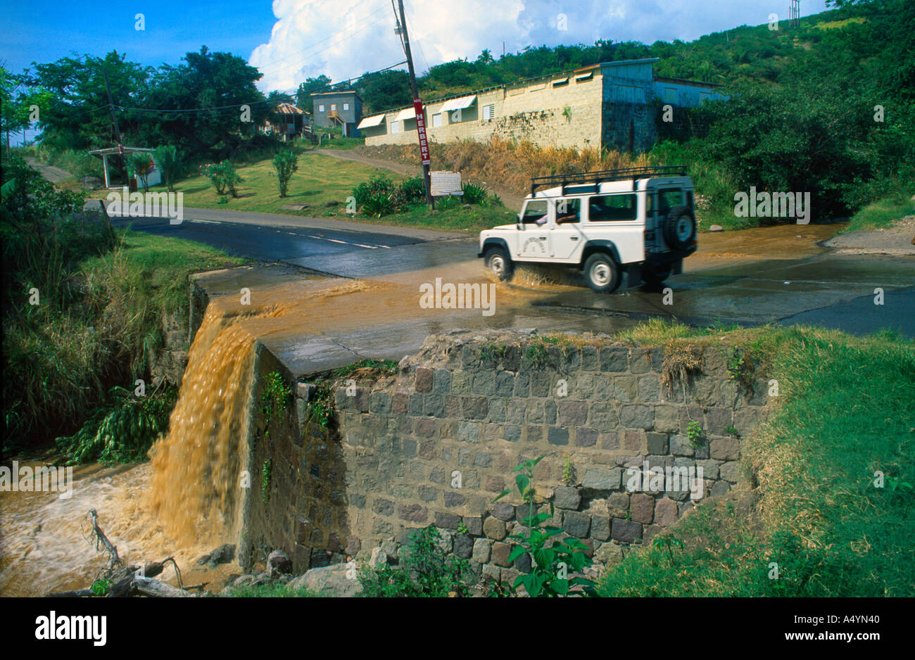 L'eau de St Kitts en montagne après une averse tropicale Banque D'Images