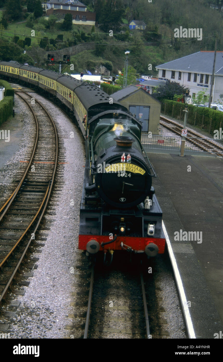 Un train sur le chemin de fer à vapeur de Paignton à Dartmouth prises à partir d'une passerelle pour traverser la voie devon Banque D'Images