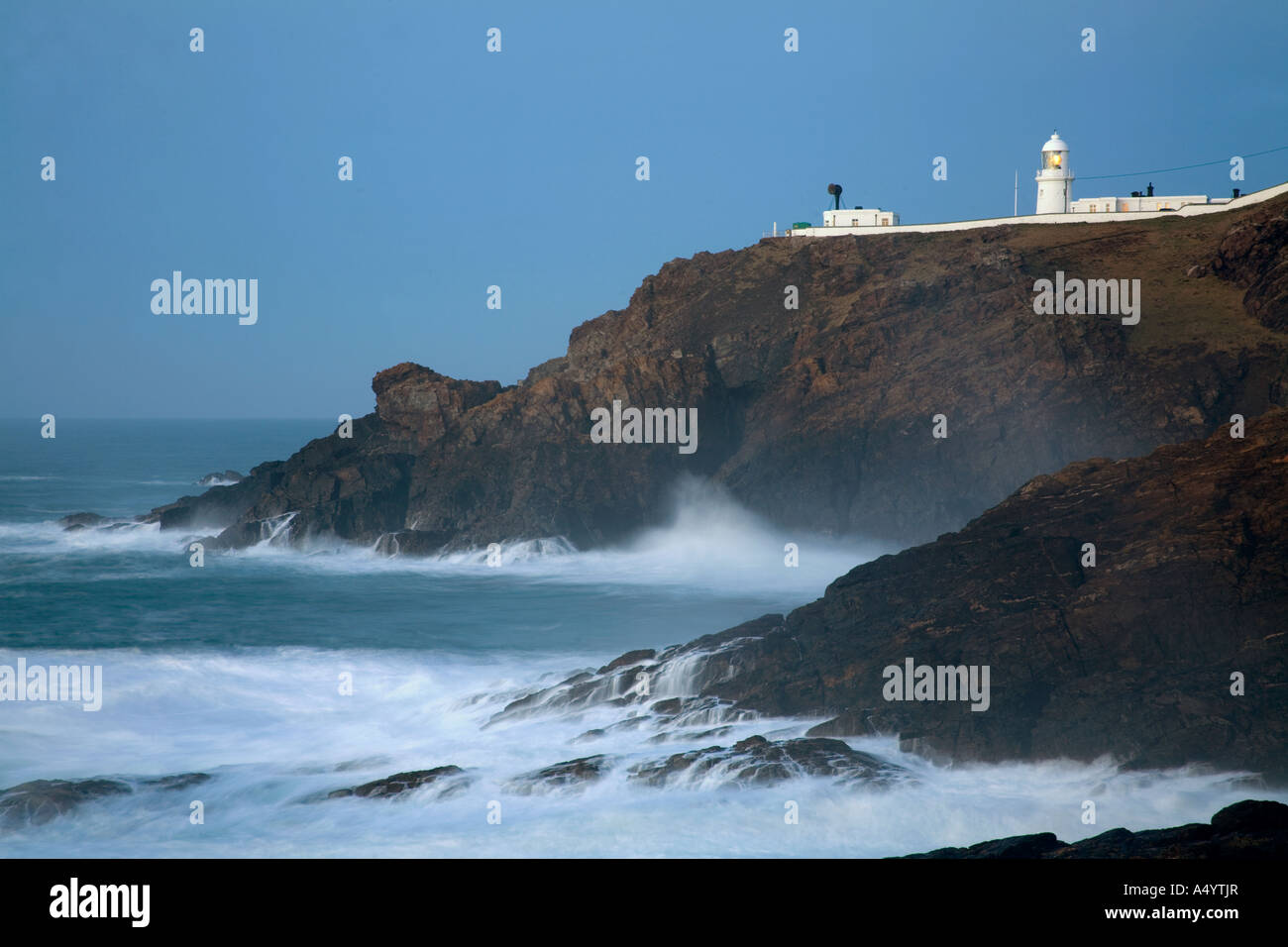 Avis de pendeen phare au coucher du soleil Cornwall Banque D'Images
