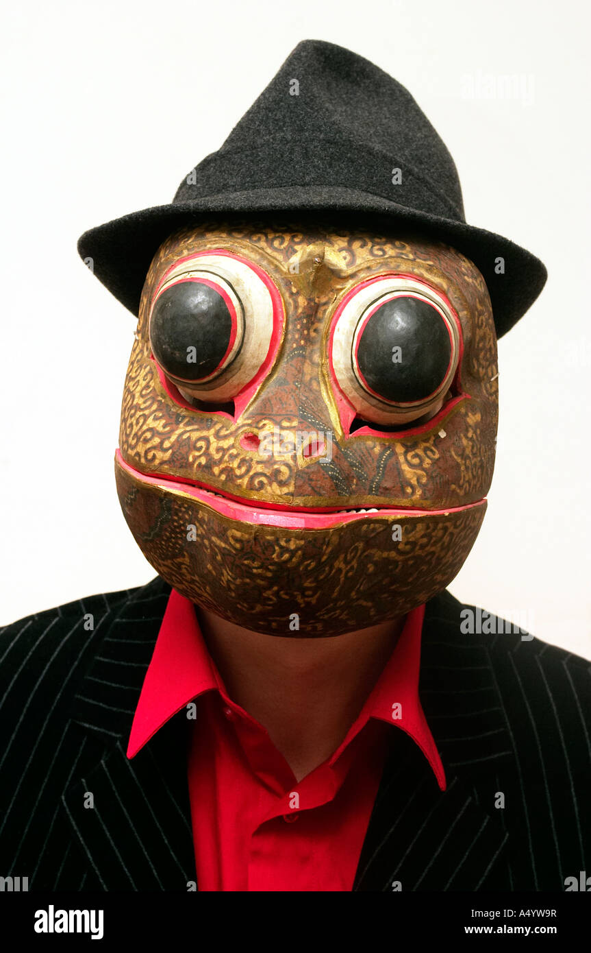 Un homme porte une grenouille Thai rouge et or masque avec une chemise rouge Costume et chapeau Banque D'Images