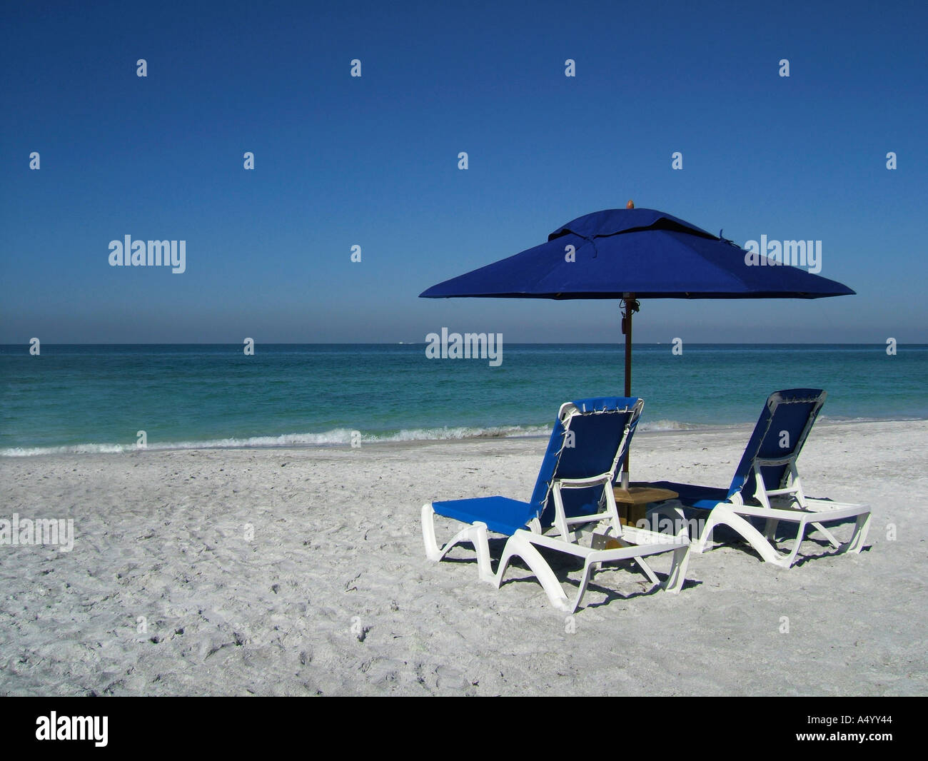 2 chaises longues sur la plage Banque D'Images