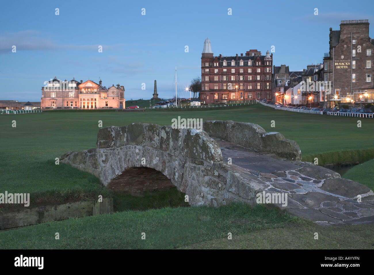 18e trou du parcours et Swilken Bridge, St Andrews Old Course Banque D'Images