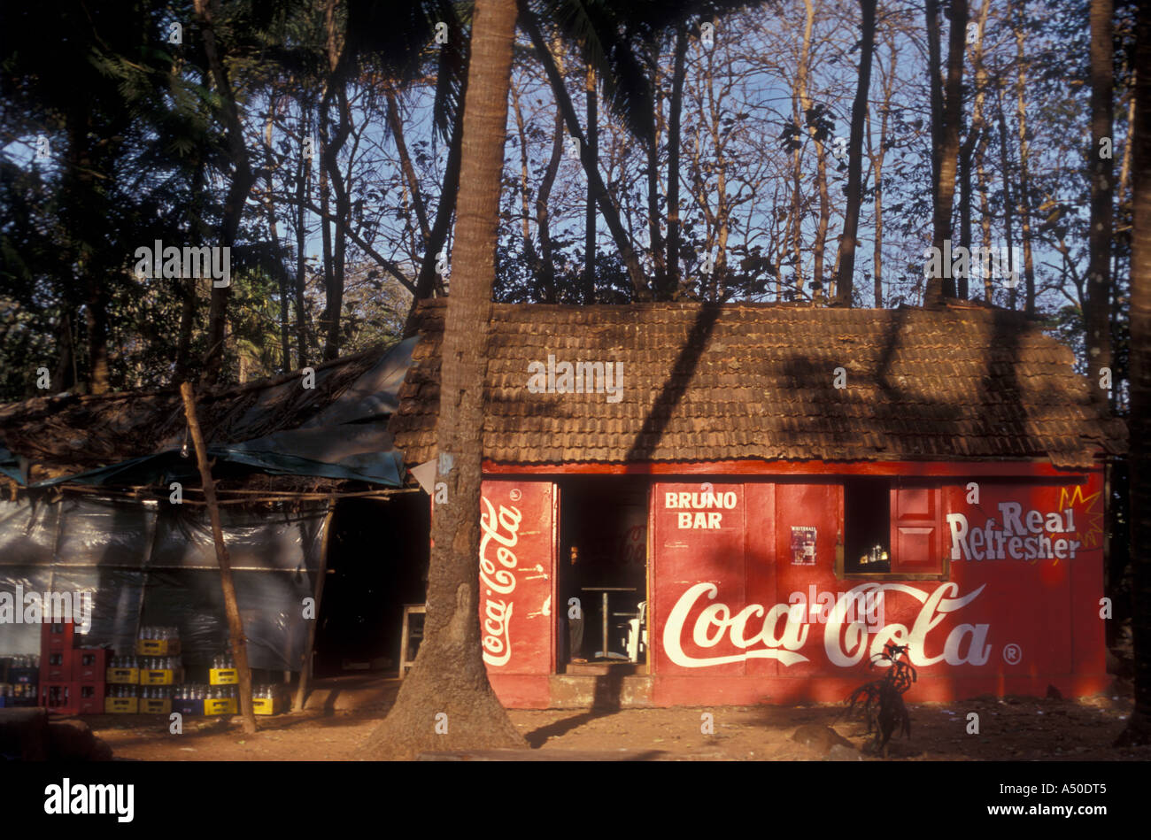 Coca Cola annoncé sur un mur à Goa en Inde Banque D'Images