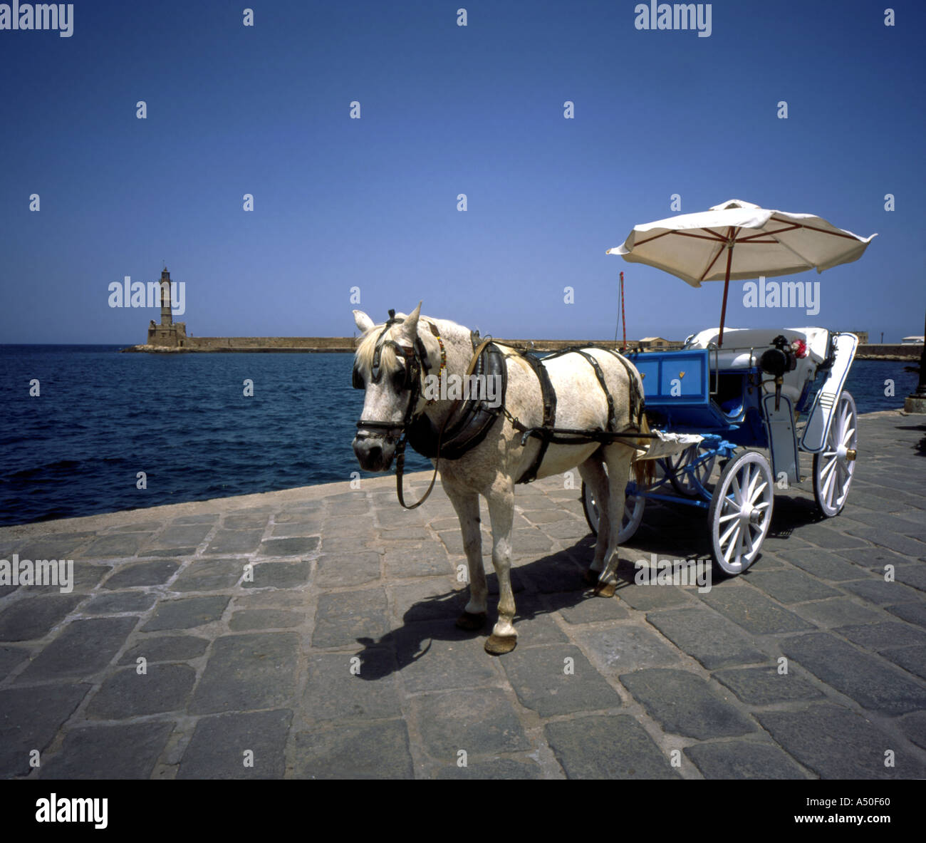 Panier cheval tirant sur le Port de Chania Crète Grèce Banque D'Images
