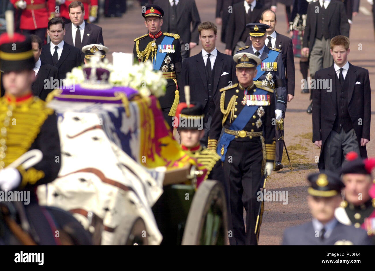 Le Prince Charles, le Prince William et le prince Harry solennellement la Reine mars derrière les mères cercueil pendant son cortège funéraire Banque D'Images