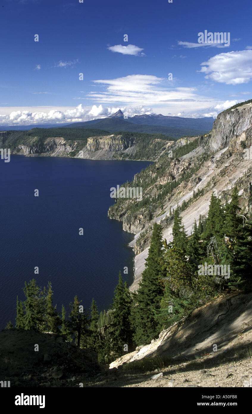 Le lac du cratère près de Falaise REDCLOUD Banque D'Images