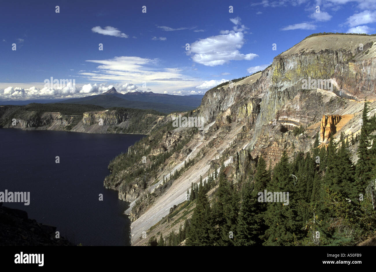 CRATER LAKE NATIONAL PARK OREGON AVEC REDCLOUD CLIFF EN PREMIER PLAN Banque D'Images