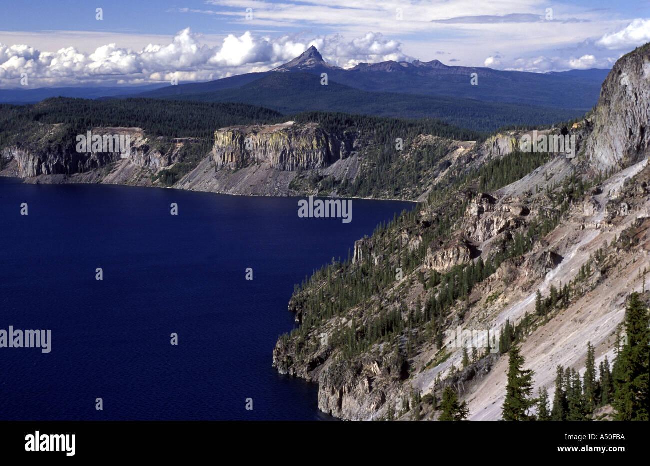 Le lac du cratère CALDEIRA AU-DELÀ DES PISTES DE L'OREGON FALAISE REDCLOUD Banque D'Images