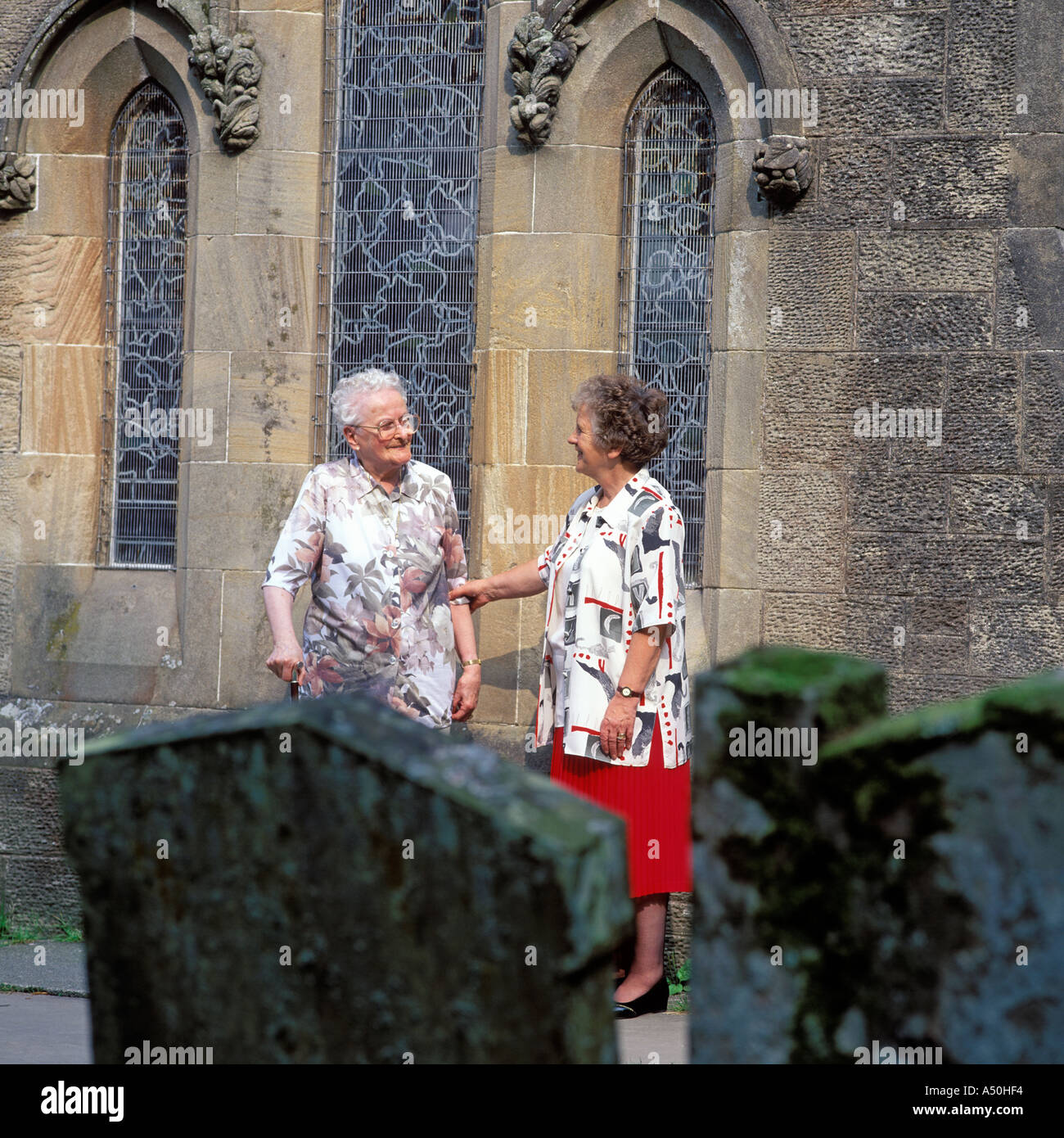 Aider la femme à l'extérieur de l'église de dame âgée Banque D'Images
