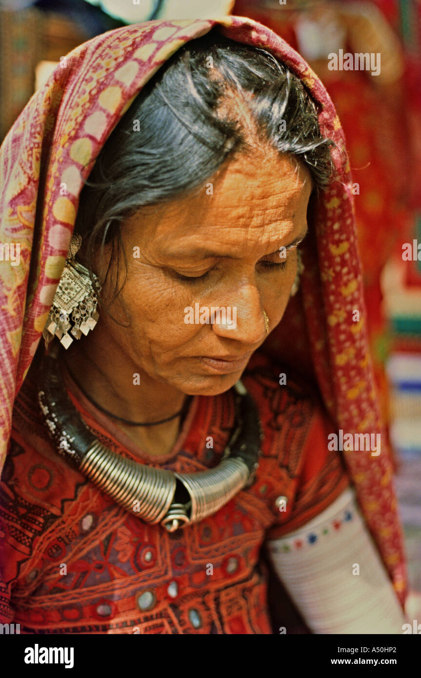 Femme Harijan à Kutch dans Gujarat Inde Banque D'Images