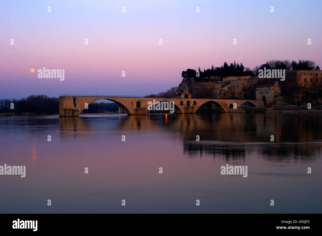 Le Pont Saint Bénézet Bridge St en Avignon et du Palais des Papes sur le Rhône au coucher du soleil avec la lune, Vaucluse, Rhône, Provence, France Banque D'Images