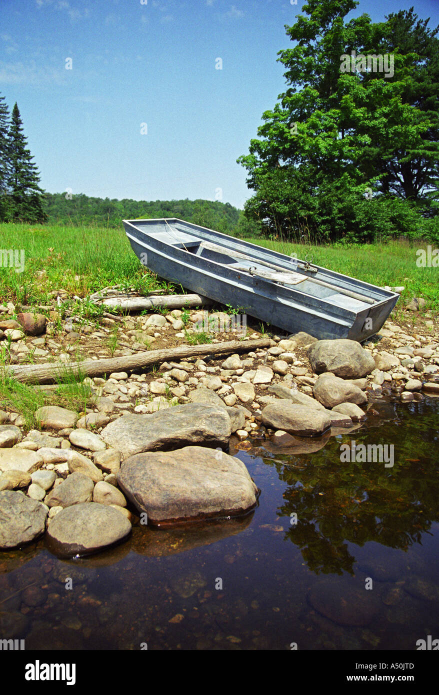 Barque sur un ruisseau dans le parc des Adirondack, New York State Banque D'Images