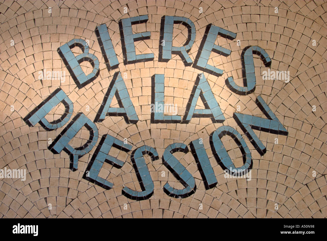 Mosaïque ancienne publicité signe de la bière pression dans un établissement à Paris France Banque D'Images