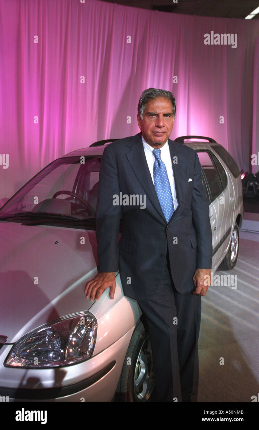 Ratan Tata pose à côté de la voiture Tata Indica Banque D'Images