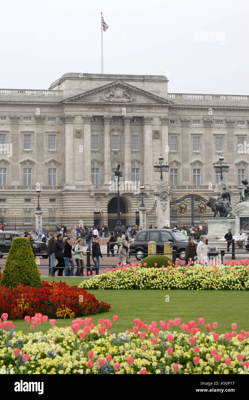 Les touristes à Buckingham Palace, Londres, Angleterre, Royaume-Uni, Europe Banque D'Images